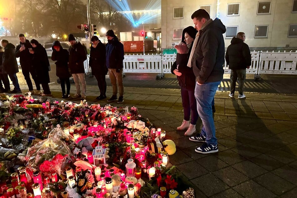 Die junge Familie kehrte an den Ort des Geschehens zurück, um das Gesehene zu verarbeiten.