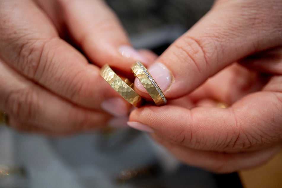 Damit der Hochzeitstag lange im Gedächtnis bleibt, setzen viele auf eine Schnapszahl beim Datum. (Symbolbild)