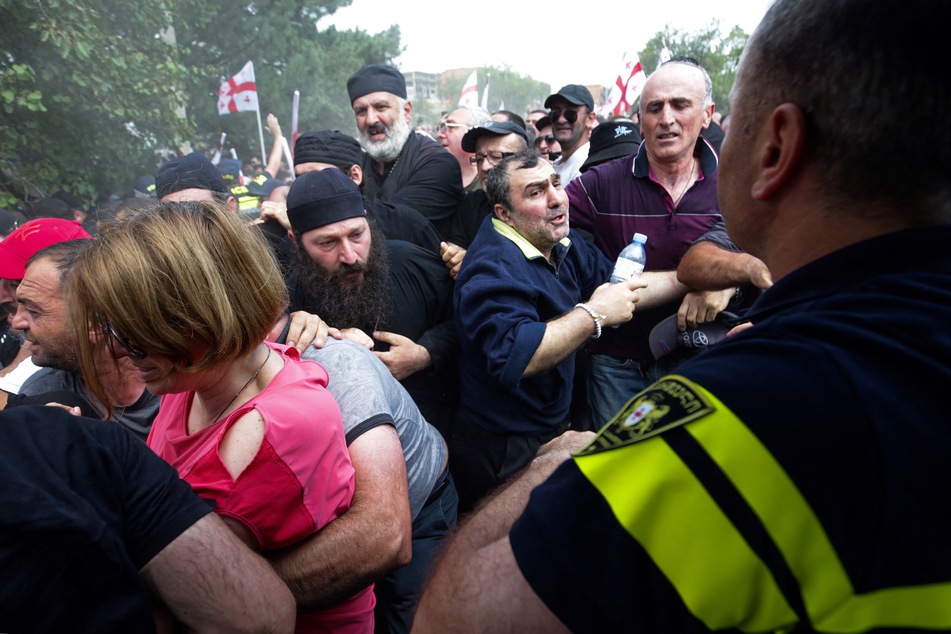Unter die Anti-LGBTQ+-Aktivisten mischten sich auch Vertreter der georgisch-orthodoxen Kirche.