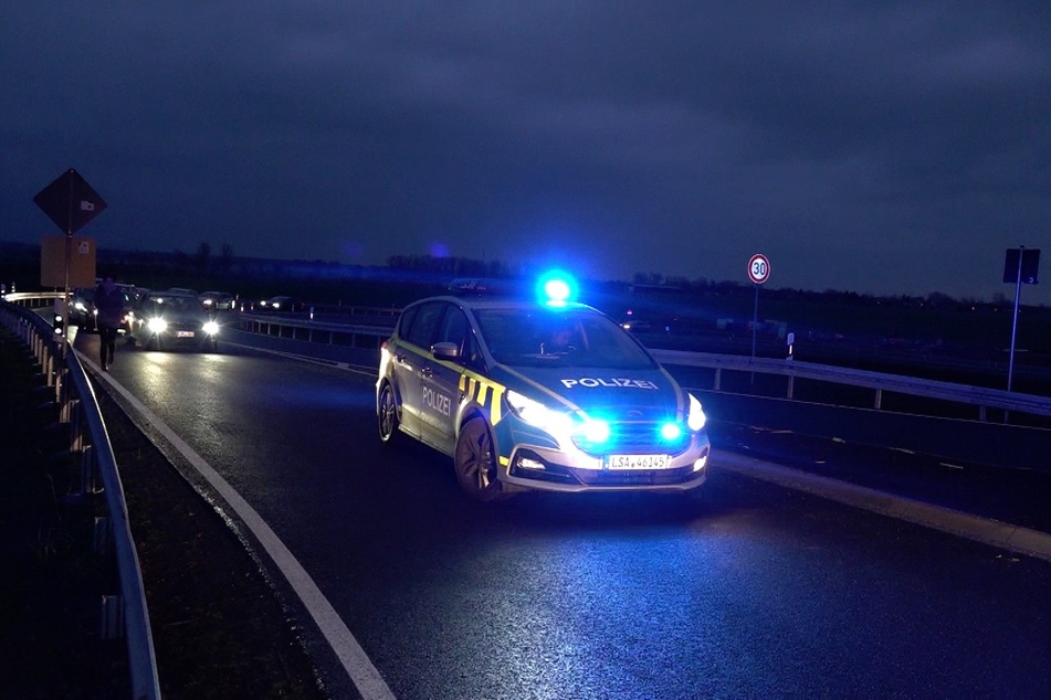 Die Polizei sperrte die B71 während der Unfallaufnahme für mehrere Stunden.