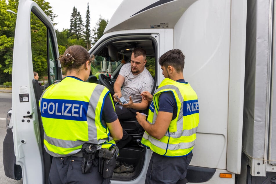 LKW-Fahrer Adrian (31) befürwortet ein hartes Durchgreifen an der Grenze.