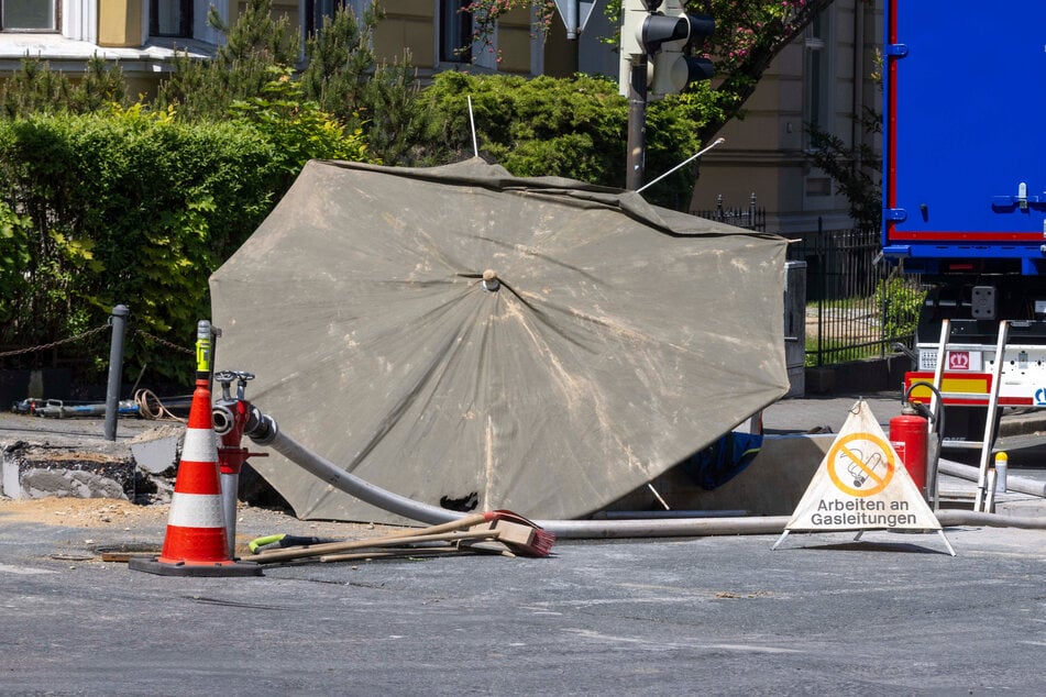Arbeiter rissen die Straße auf, um das Gas abklemmen zu können.