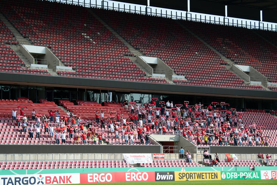 Fans bei einem Spiel des 1. FC Köln.