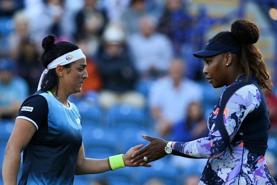 Serena Williams (r.) and Ons Jabeur congratulate each other during their women's doubles quarterfinal tennis match at the Rothesay International tennis tournament on Wednesday.