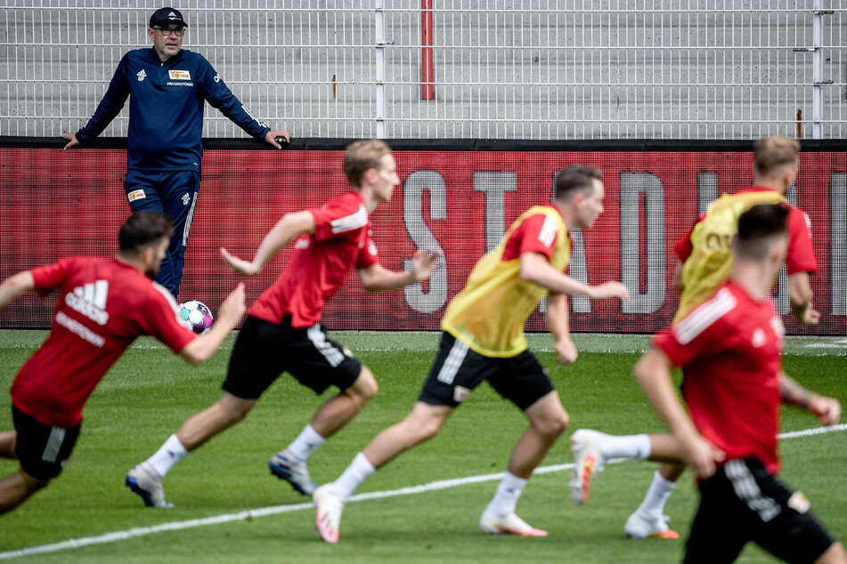 Union-Coach Urs Fischer (55, hinten) beobachtet seine Spieler beim Training. Am Montag haben die Berliner ihre dritte Bundesliga-Saison in Angriff genommen.
