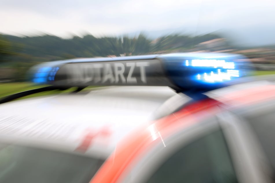 Rettungskräfte versuchten, den Motorradfahrer (52) vor Ort noch zu reanimieren, jedoch ohne Erfolg. Er starb an seinen schweren Verletzungen. (Symbolbild)