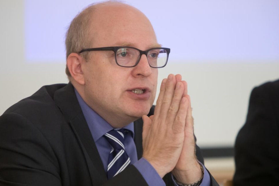 Kämmerer Sven Schulze (46, SPD) will für das Schulbauprogramm 120 Millionen Euro in die Hand nehmen.