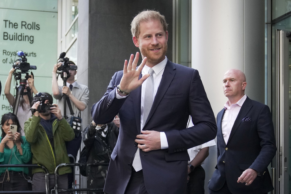 Prinz Harry (38) beim Verlassen des High Court in London nach seiner Aussage gegen die Mirror-Zeitungsgruppe.