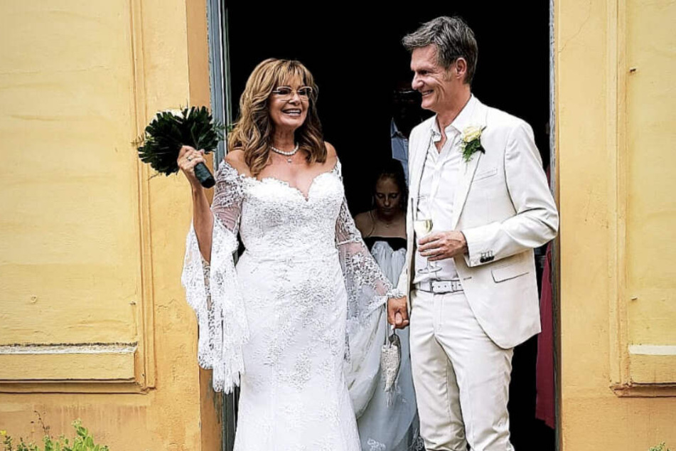 Ganz in weiß: Maren Gilzer und Harry Kuhlmann bei ihrer Hochzeit.