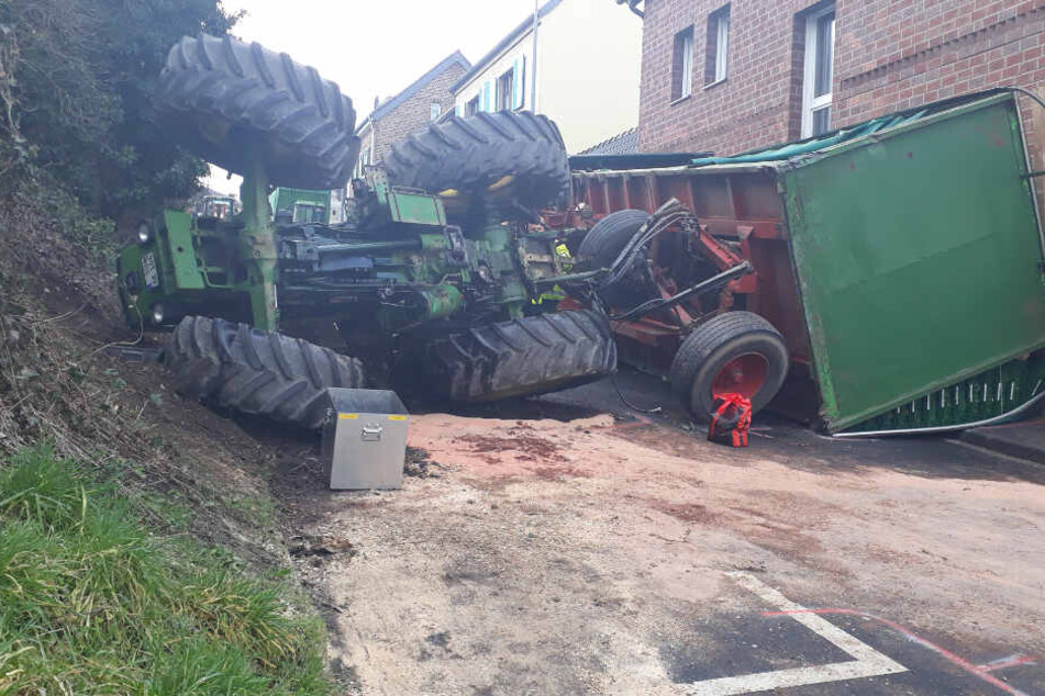 Zurzeit ermittelt die Polizei, warum der Traktor umgekippt ist.