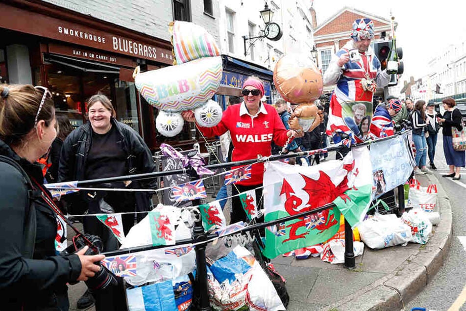 Fans der königlichen Familie feiern vor dem Windsor Castle die Geburt des kleinen Prinzen.