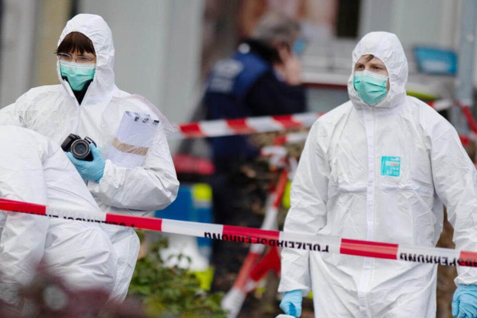 Das Foto zeigt Mitarbeiter der Spurensicherung an einem der Tatorte in Hanau.