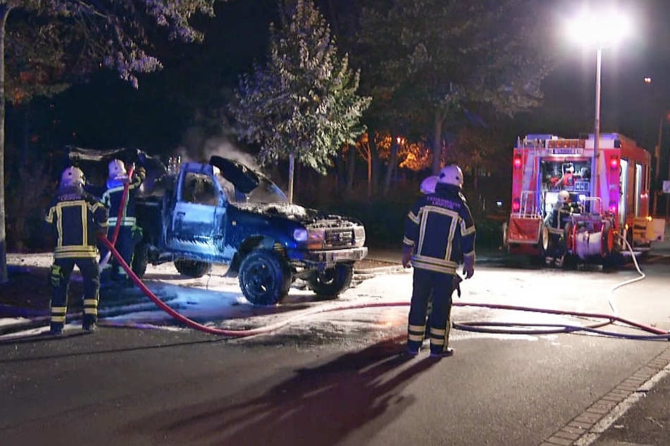 Die Feuerwehr war schnell vor Ort und löschte das Feuer, konnte ein Ausbrennen des Fahrzeugs jedoch nicht verhindern.