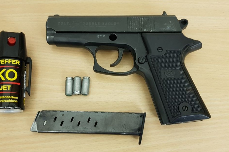 Im Ford fanden die Polizisten noch eine Schreckschusspistole mit Munition.