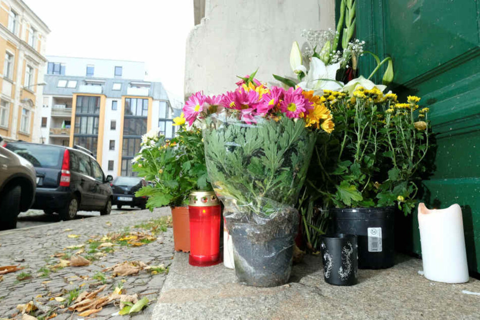 Angehörige und Anwohner legten vor dem Wohnhaus des 34-Jährigen Blumen nieder und zündeten Kerzen an. Hier wurde Stefan M. blutüberströmt gefunden.