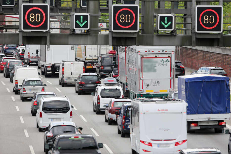 Vor dem Elbtunnel kam es aufgrund der Bauarbeiten bereits zu zahlreichen Staus. (Symbolbild)