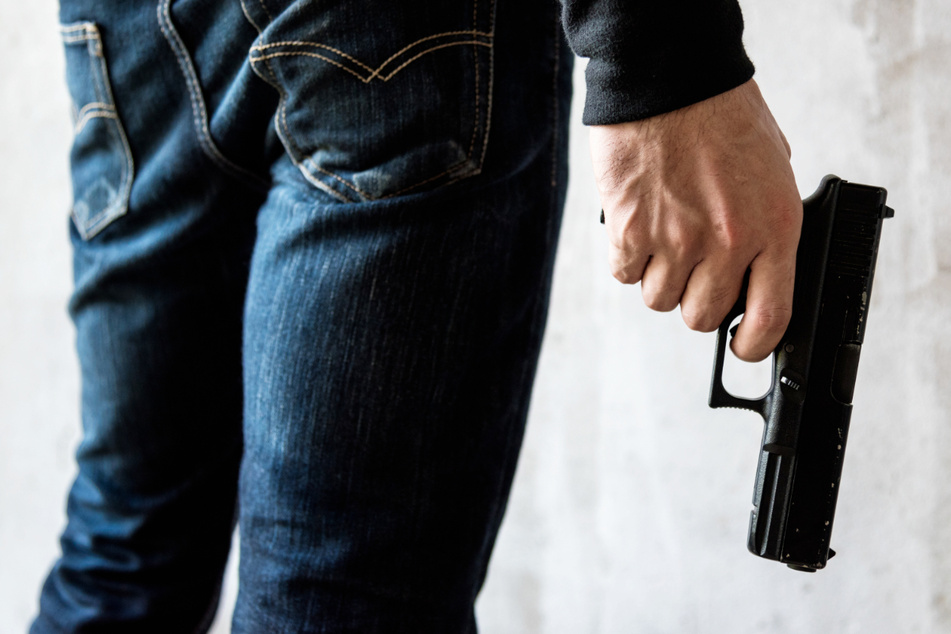 Laut Anklage lauerte der Angeklagte seinem Opfer vor dessen Wohnung in Regensburg auf - mit der Absicht, es zu erschießen. (Symbolbild)