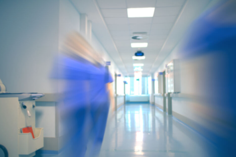 Der Pilot kam mit schweren Verletzungen ins Krankenhaus (Symbolbild).