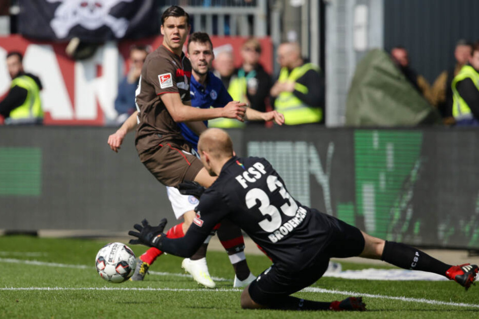 Svend Brodersen packt nach einer Flanke sicher zu.