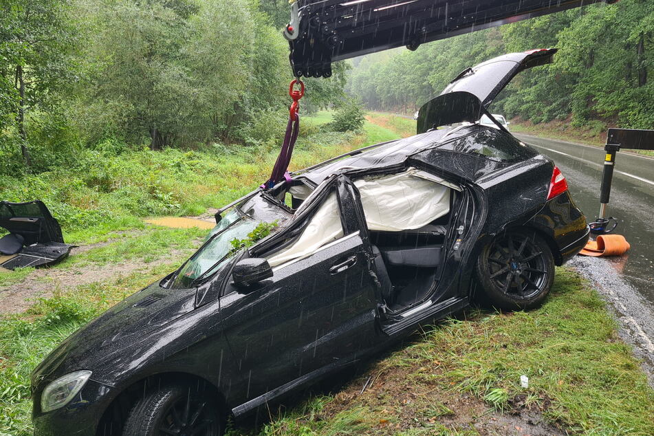 Schwerer Unfall im Vogtland! Auf der B95 bei Elsterberg krachte am Samstagvormittag ein Baum auf einen Mercedes. Das Auto wurde dadurch völlig demoliert.