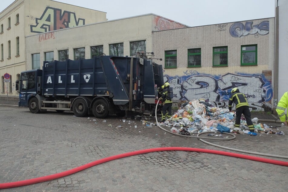 Der Straßenabschnitt war kurzzeitig für die Löscharbeiten durch die Polizei gesperrt.