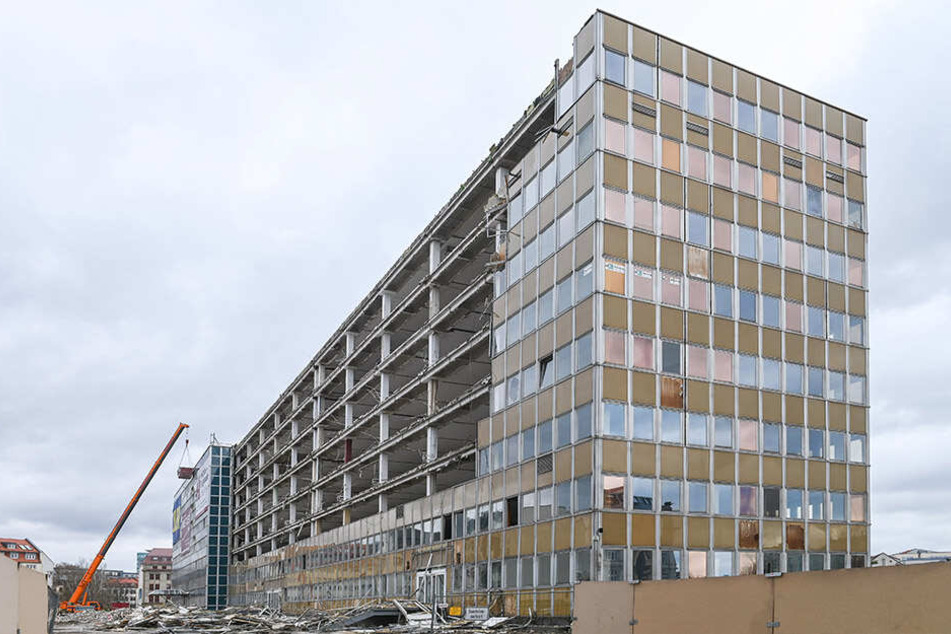 Im Inneren wurden die zwei Gebäude bereits entkernt, jetzt fällt auch die Fassade.