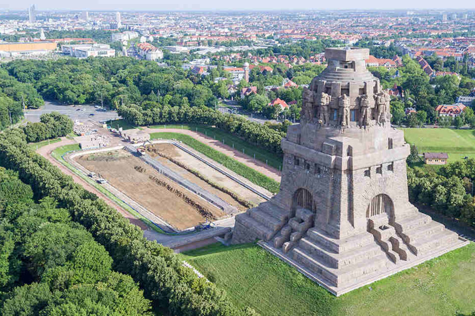 Noch ist das Wasserbecken vor dem imposanten Bau trockengelegt, vor WIntereinbruch soll es wieder sprudeln.