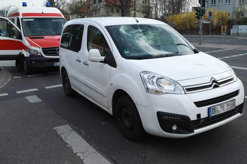 Die Frontscheibe des Citroen wurde bei dem Unfall schwer beschädigt.