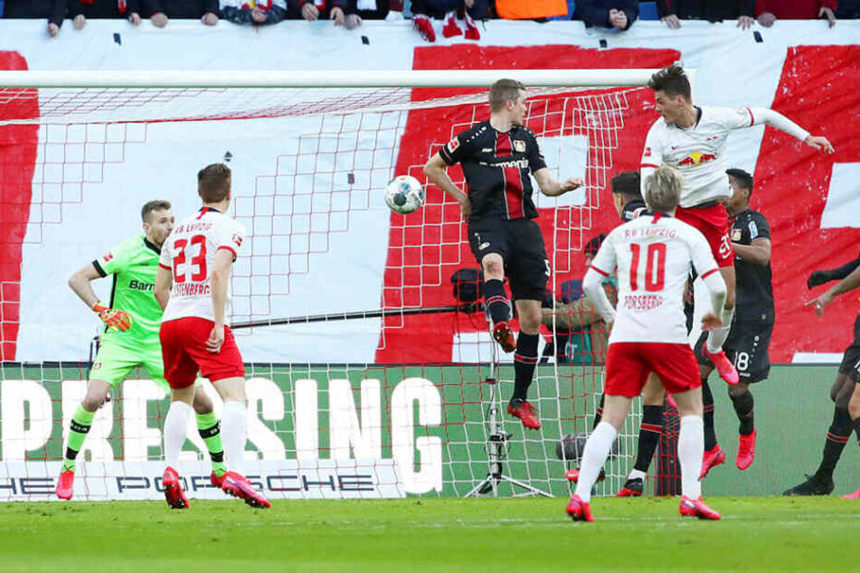 Der Ausgleich: Patrik Schick steigt rechts hoch, Sven Bender verschätzte sich, der Tscheche konnte einköpfen.