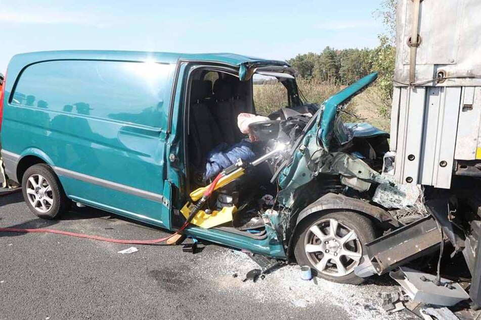Auf der A4 ist ein Transporter in einen LKW gekracht.