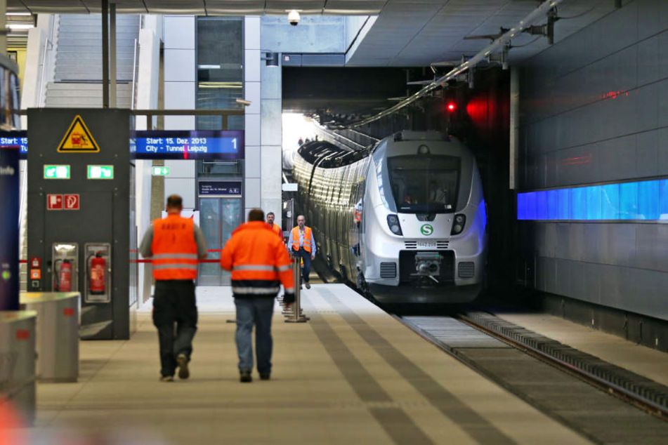 Mehrere Züge fielen aus, weil eine Taube über den Gleisen vom Bayerischen Bahnhof verfangen hatte.