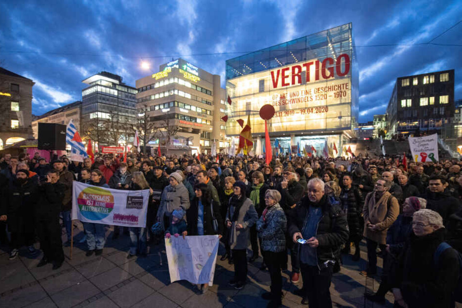 Menschen während einer Gedenkveranstaltung am Donnerstagabend auf dem Schloßplatz.