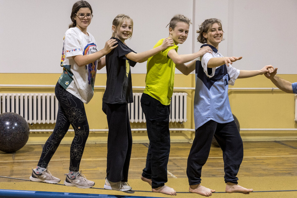 Drahtseil-Akt: Zu viert stehen Anna (13, v.l.), Nora (12), Jonte (13) und Diana (15) auf dem Seil.