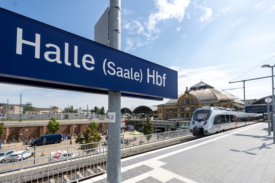 Der Gesuchte hatte am Bahnhof Halle Lebensmittel gestohlen. (Archivbild)