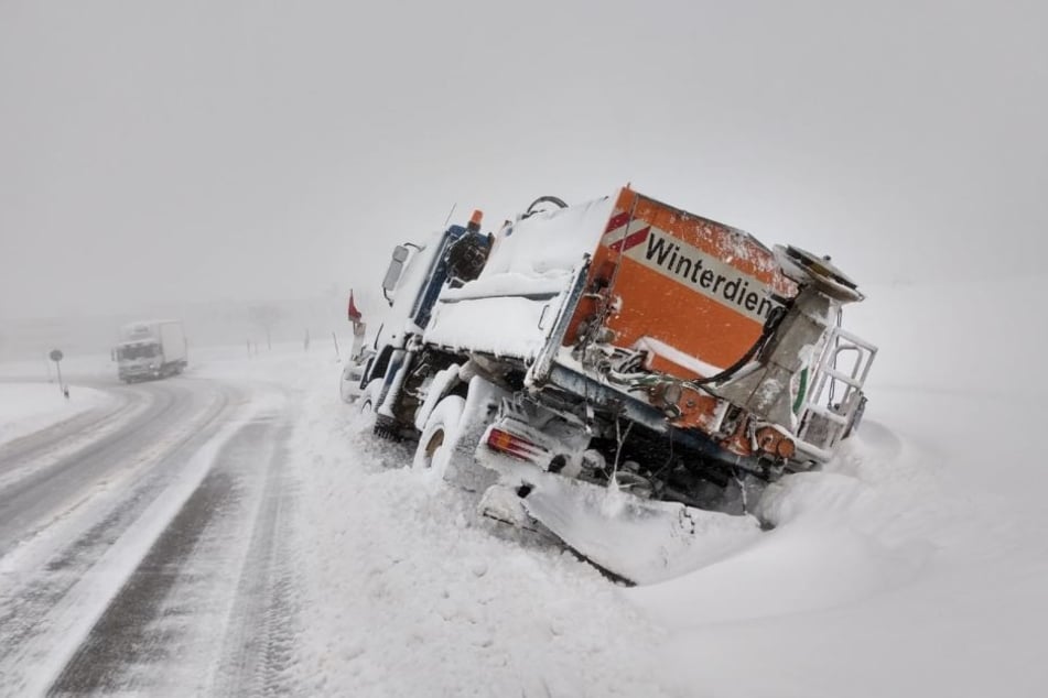 Winterdienstfahrzeug im Straßengraben.