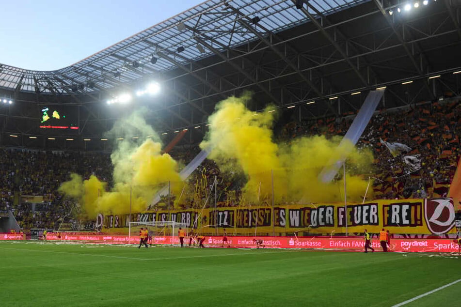 Mit einigen Nebeltöpfen starteten die Fans im K-Block vor dem Anpfiff in die neue Saison.