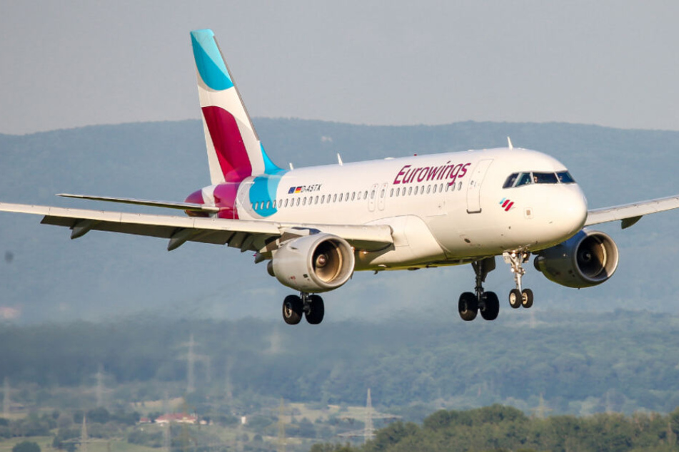 Eine Eurowings-Maschine im Landeanflug auf Stuttgart.