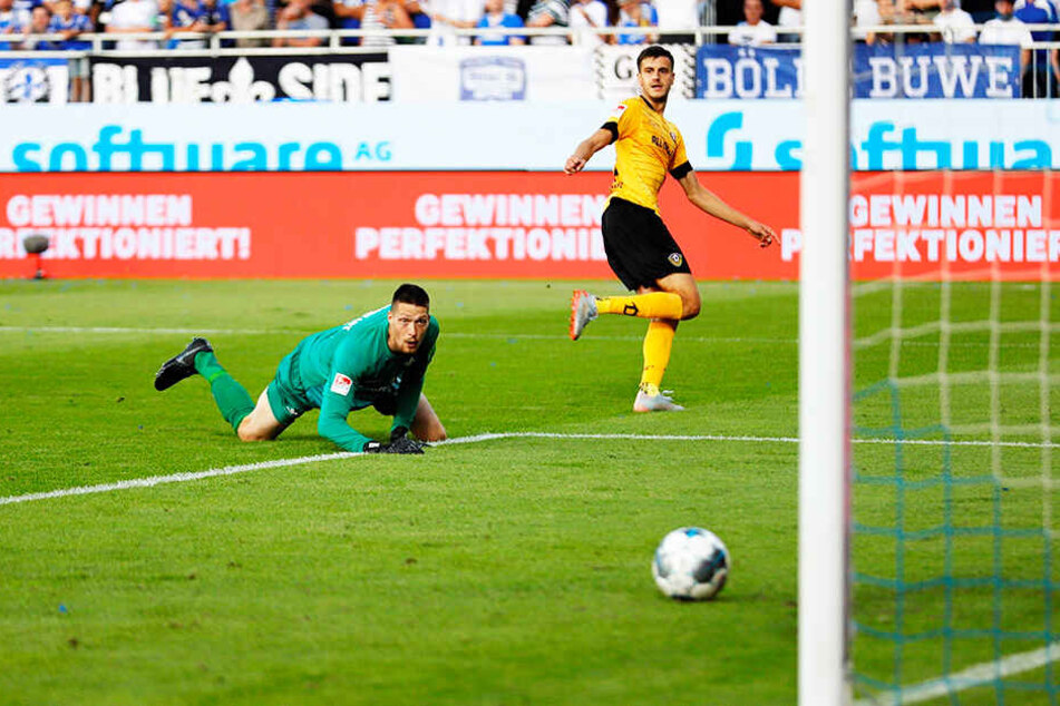 Eine Hunderprozentige! Aber Dynamos neuer Sturmtank Alexander Jeremejeff scheitert in Darmstadt am Pfosten.