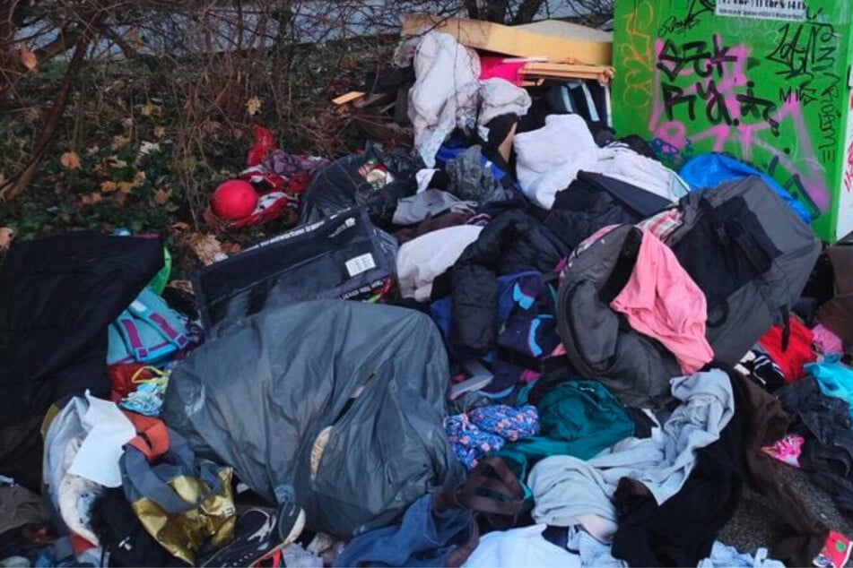 Immer wieder wird Müll einfach neben Glas- oder Altkleidercontainer gestellt - frei nach dem Motto "Wird sich schon jemand drum kümmern". (Archiv)