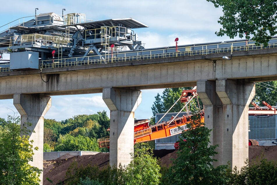 Unter der Gleis-Trasse für die Kohlezüge liegen noch rund 30.000 Tonnen Braunkohle, die noch aufgebraucht werden sollen.