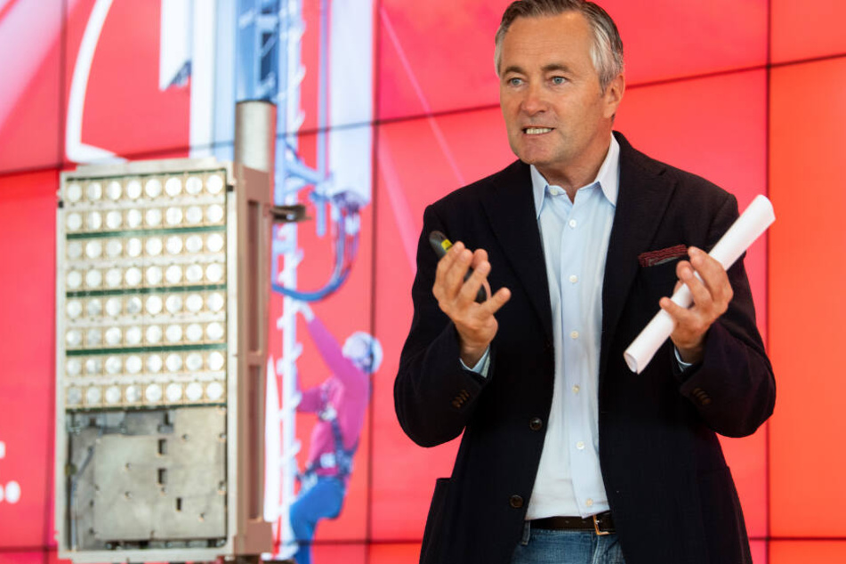 Hannes Ametsreiter, Vorstandsvorsitzender von Vodafone Deutschland, präsentiert das neue 5G-Netz.