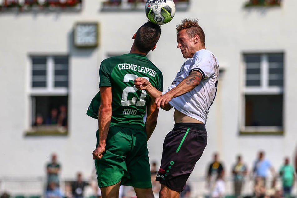 Chemie Leipzigs Torjäger Tommy Kind im Kopfball-Duell mit einem Spieler von Union Fürstenwalde.