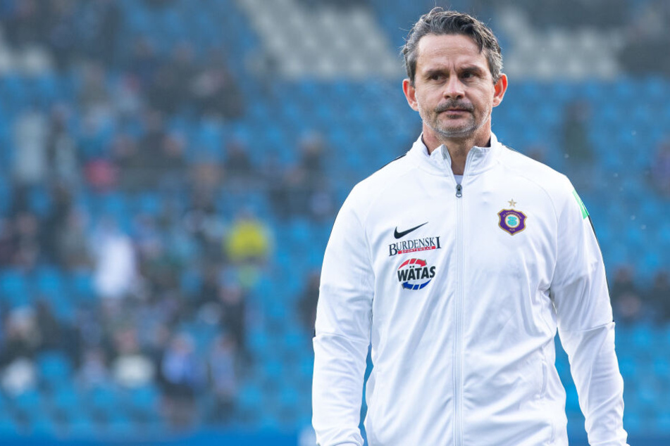 FCE-Coach Dirk Schuster schaut nicht glücklich, wenn er an die nervende Standardschwäche seiner Mannschaft denkt.