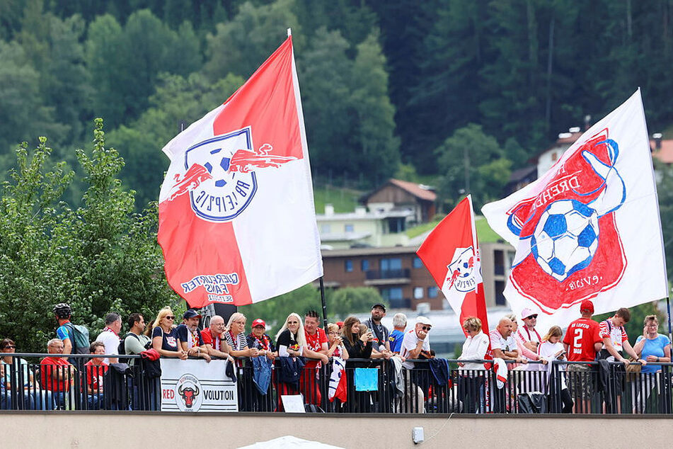 Auch im Trainingslager in Südtirol war Silvan und mit seiner rot-weißen Kachelfahne dabei.