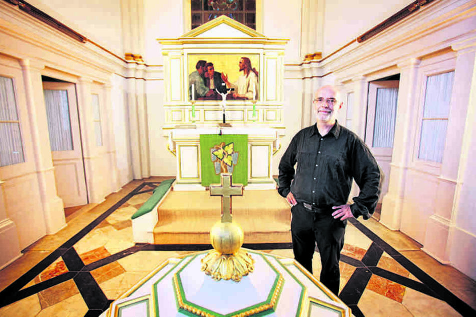 Sein Appell wurde gehört: Pfarrer Christoph Singer (62) hat geklautet Jesus und Leuchter zurück.