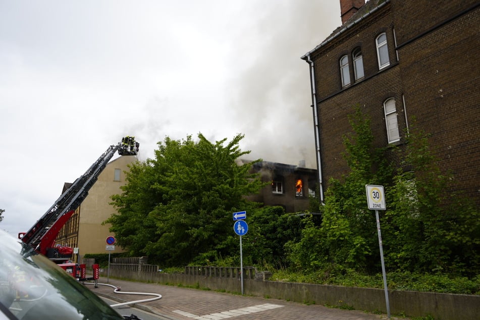 Ein Feuer in einem leerstehenden Gebäude sorgte am Samstag in Bitterfeld für einen großen Einsatz und eine Straßensperrung.