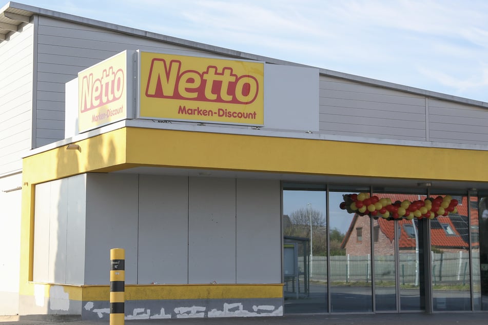 Der 45-Jährige ist mehrfach vorbestraft und zeigte vor einem Netto-Markt den Hitlergruß. (Symbolbild)