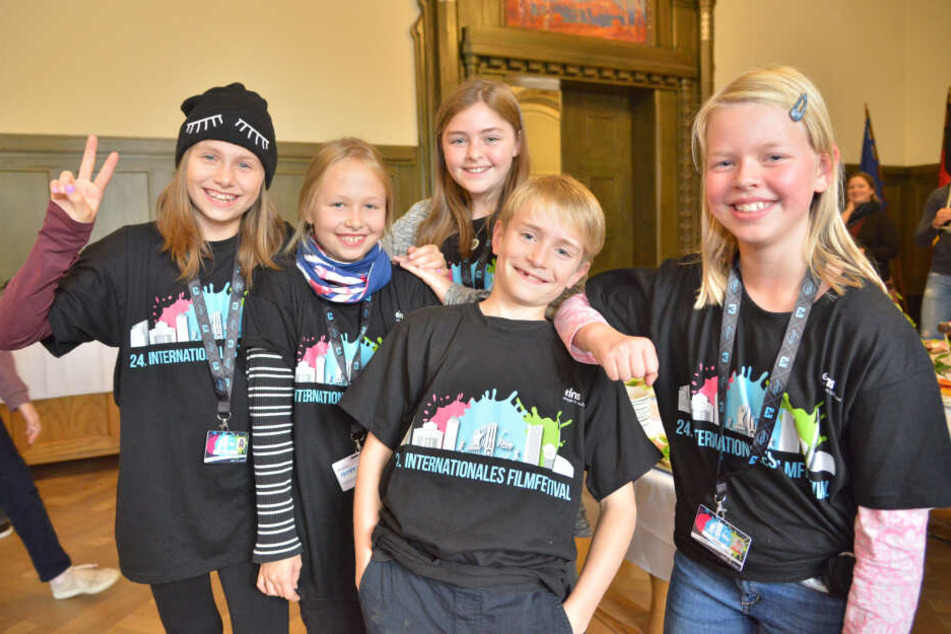 Echte Schlingel: Milana (10, v.l.), Isabelle (9), Nele (11), Ole (11) und Ida (9) durften gestern nicht nur Filme, sondern auch das Rathaus anschauen.