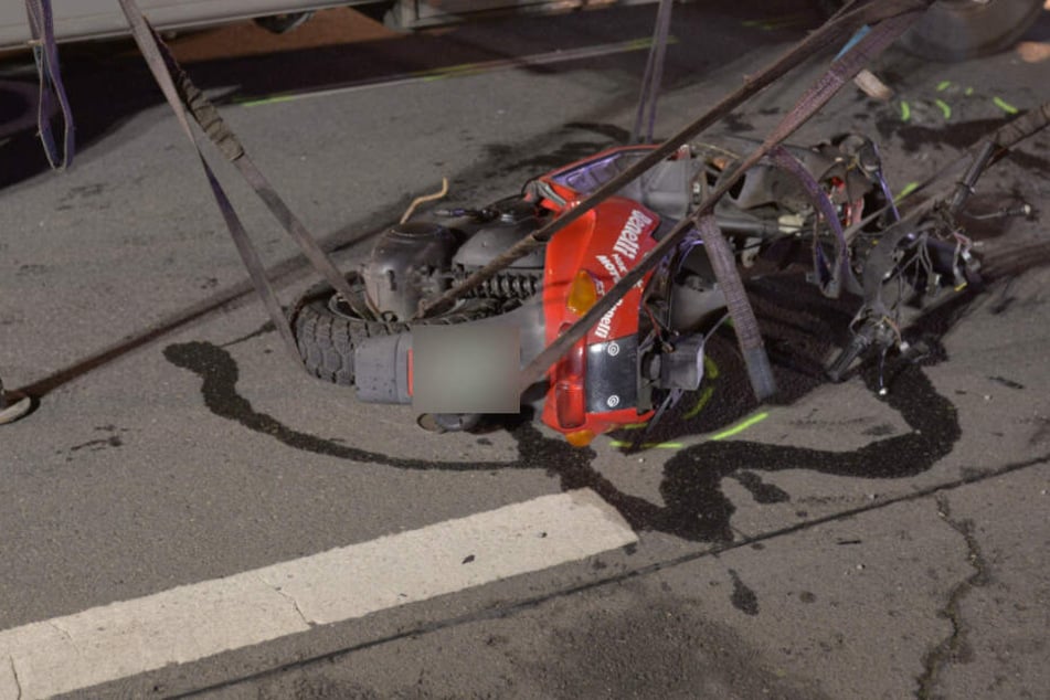 Der 23-jährige Fahrer des Motorrollers verstarb noch an der Unfallstelle.