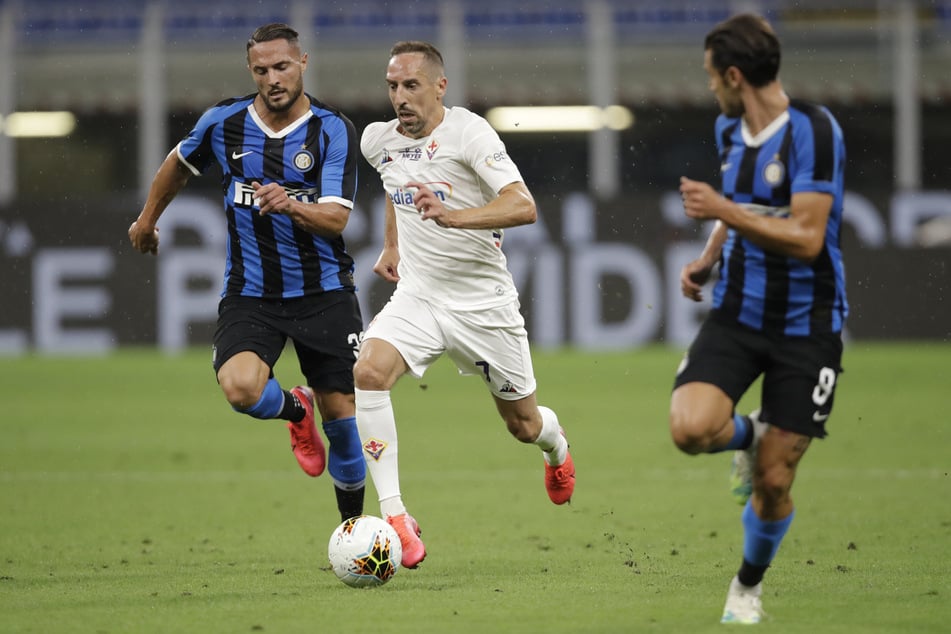 Ex-Bayern-Kicker Franck Ribéry (37, M) im Trikot seines jetzigen Arbeitgebers AC Florenz, hier im Zweikampf mit Inter Mailands Danilo D’Ambrosio (32, l.) und